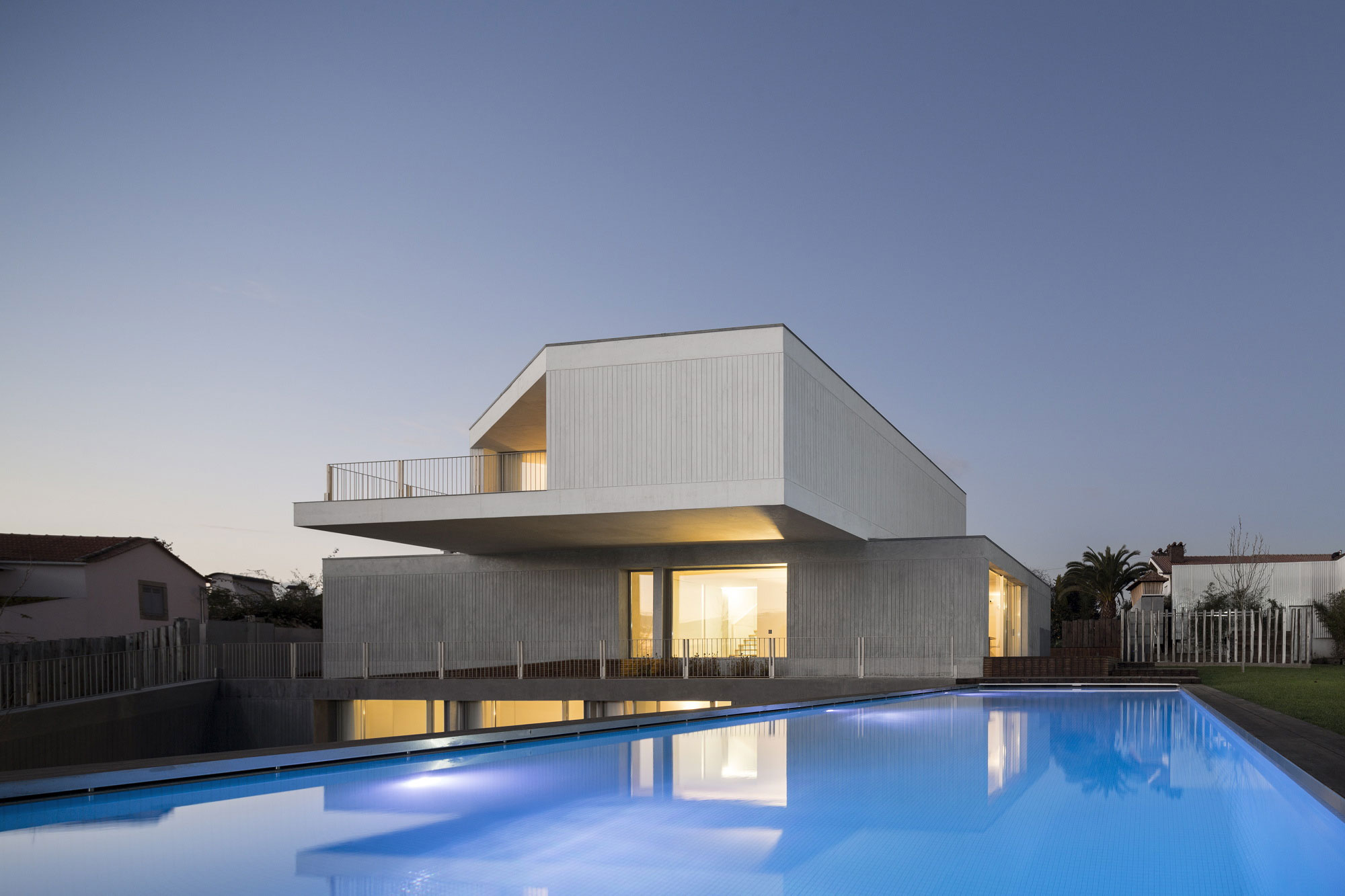 modern-house-design-with-white-exterior-color-decorating-ideas-plus-large-outdoor-pool